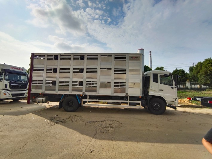 華一專汽東風(fēng)天錦4x2畜禽運(yùn)輸車新品上市 為畜禽安全高效運(yùn)輸賦能
